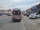 Mujer es embestida por un conductor que salía de un estacionamiento