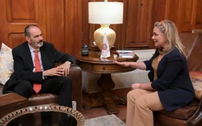 Maru Campos recibe al científico nuclear chihuahuense, Dr. Luis Carlos Longoria