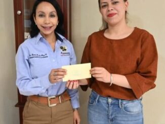 Presidenta Ivonne De La Hoya apoya al personal de la primaria Emiliano Zapata.