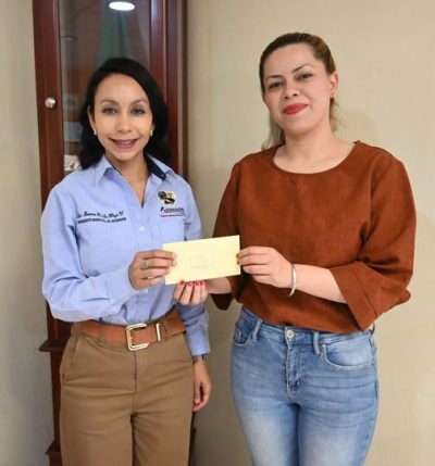 Presidenta Ivonne De La Hoya apoya al personal de la primaria Emiliano Zapata.