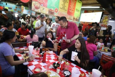 Regala alcalde cientos de flores a las mamás juarenses