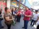 Regala Presidente Municipal flores en el Centro de la ciudad por el Día de las Madres