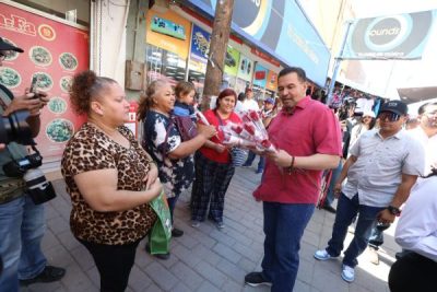 Regala Presidente Municipal flores en el Centro de la ciudad por el Día de las Madres