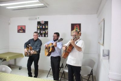 Celebran el Día de la Madre en el Asilo Amigo Omar con emotivo festejo