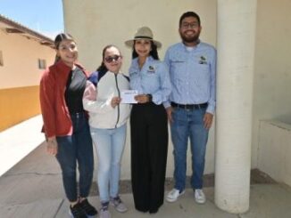 Presidenta Ivonne De La Hoya apoya a Telesecundaria #6083 con combustible para viaje estudiantil