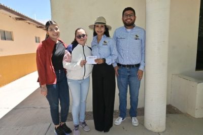 Presidenta Ivonne De La Hoya apoya a Telesecundaria #6083 con combustible para viaje estudiantil