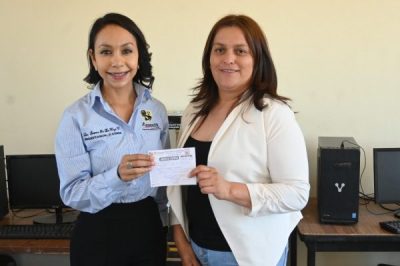 Presidenta Ivonne De La Hoya apoya a Telebachillerato del Ejido Ley Seis de Enero para asistir a eventos regionales