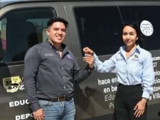 Presidenta Ivonne De La Hoya entrega camioneta para uso exclusivo de estudiantes y atletas de Puerto Palomas de Villa
