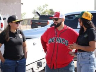 Inaugura Presidenta Edith Escárcega obra en campo de béisbol en Corralitos