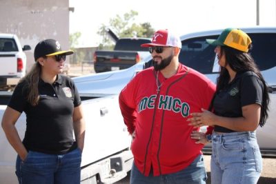 Inaugura Presidenta Edith Escárcega obra en campo de béisbol en Corralitos