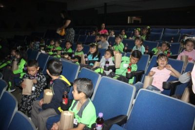 Lleva Municipio de NCG al cine Variedades a niños de preescolar
