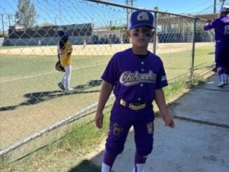 Presidenta Ivonne De La Hoya felicita a Noel Santiago Loya por su participación en el Nacional de Béisbol en Mexicali