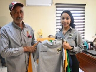 Presidenta Ivonne De La Hoya entrega playeras al personal de Obras y Servicios Públicos.