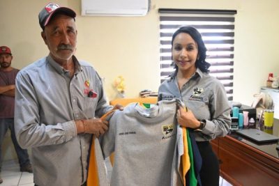 Presidenta Ivonne De La Hoya entrega playeras al personal de Obras y Servicios Públicos.