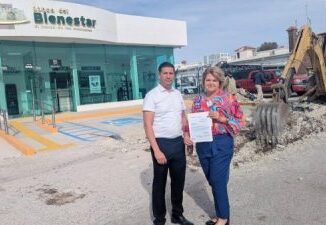 Rehabilita presidencia de Ascensión banqueta frente al Banco del Bienestar en Puerto Palomas de Villa