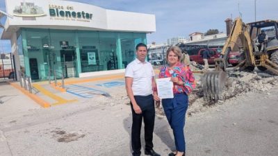 Rehabilita presidencia de Ascensión banqueta frente al Banco del Bienestar en Puerto Palomas de Villa