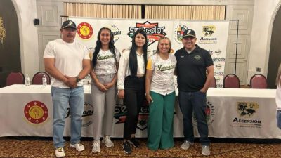 Encabeza presidenta Edith Escárcega la presentación de uniformes de Faraones