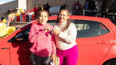 Entrega Edith Escarcega premios a contribuyentes cumplidos del Impuesto Predial