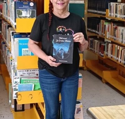Donan escritores locales sus obras a la biblioteca de NCG