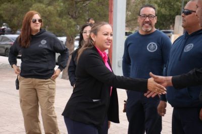 Entrega presidenta Edith Escárcega uniformes y vehículo a bomberos