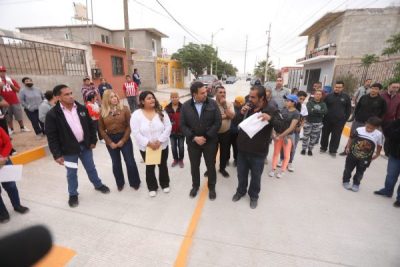 Entrega alcalde obras de pavimentación a vecinos de calle Yuca