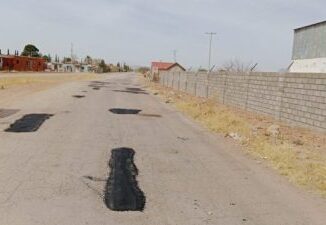 Realizan labores de bacheo en camino a la laguna
