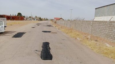 Realizan labores de bacheo en camino a la laguna