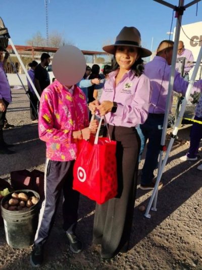 Alcaldesa Ivonne De La Hoya entrega donación de 30 toneladas de papa en Ascensión.