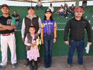 Asiste presidenta Ivonne De La Hoya a inauguración del torneo de béisbol en Puerto Palomas de Villa