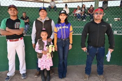 Asiste presidenta Ivonne De La Hoya a inauguración del torneo de béisbol en Puerto Palomas de Villa
