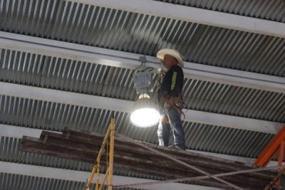Mejoran iluminación en el gimnasio municipal de Ascensión con nuevas luminarias LED.