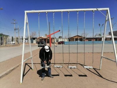 Dan mantenimiento a juegos infantiles en Ascensión para garantizar la seguridad de los niños
