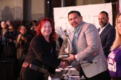 Entregan presea Kirá a Elsa Patricia Hernández
