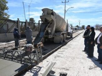 Inician trabajos de colado de concreto hidráulico de la calle Independencia en Ascensión