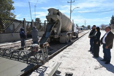 Inician trabajos de colado de concreto hidráulico de la calle Independencia en Ascensión