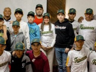 La presidenta municipal, Edith Escárcega Escontrías entrega uniformes a selectivos de béisbol de NCG
