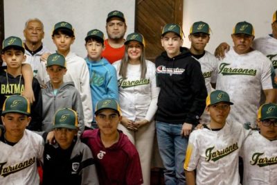 La presidenta municipal, Edith Escárcega Escontrías entrega uniformes a selectivos de béisbol de NCG
