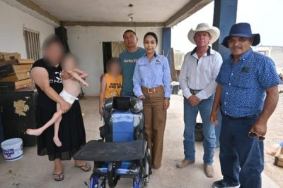 Presidenta Ivonne De La Hoya entrega silla PCI a familia del Ejido Ley Seis de Enero