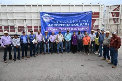 Entrega alcaldesa Ivonne De La Hoya apoyo de maíz rolado a ganaderos de Ascensión