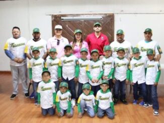 Entrega Gobierno Municipal uniformes a equipo infantil de béisbol “Faraoncitos”