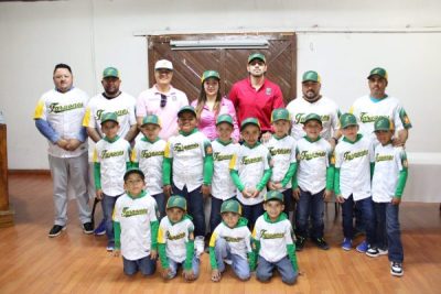 Entrega Gobierno Municipal uniformes a equipo infantil de béisbol “Faraoncitos”
