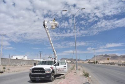 Avanza rehabilitación de alumbrado público en carretera a Casas Grandes