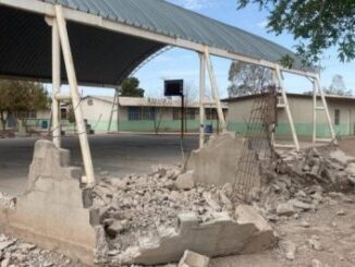 Apoya presidenta Ivonne De La Hoya a primaria con derribo de gradas en mal estado.