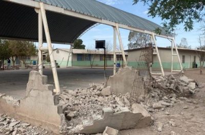 Apoya presidenta Ivonne De La Hoya a primaria con derribo de gradas en mal estado.