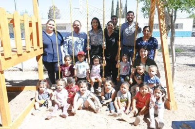Presidenta Ivonne De La Hoya entrega juegos infantiles a preescolares