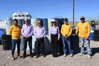 Presidenta Ivonne De La Hoya entrega contenedores para la basura